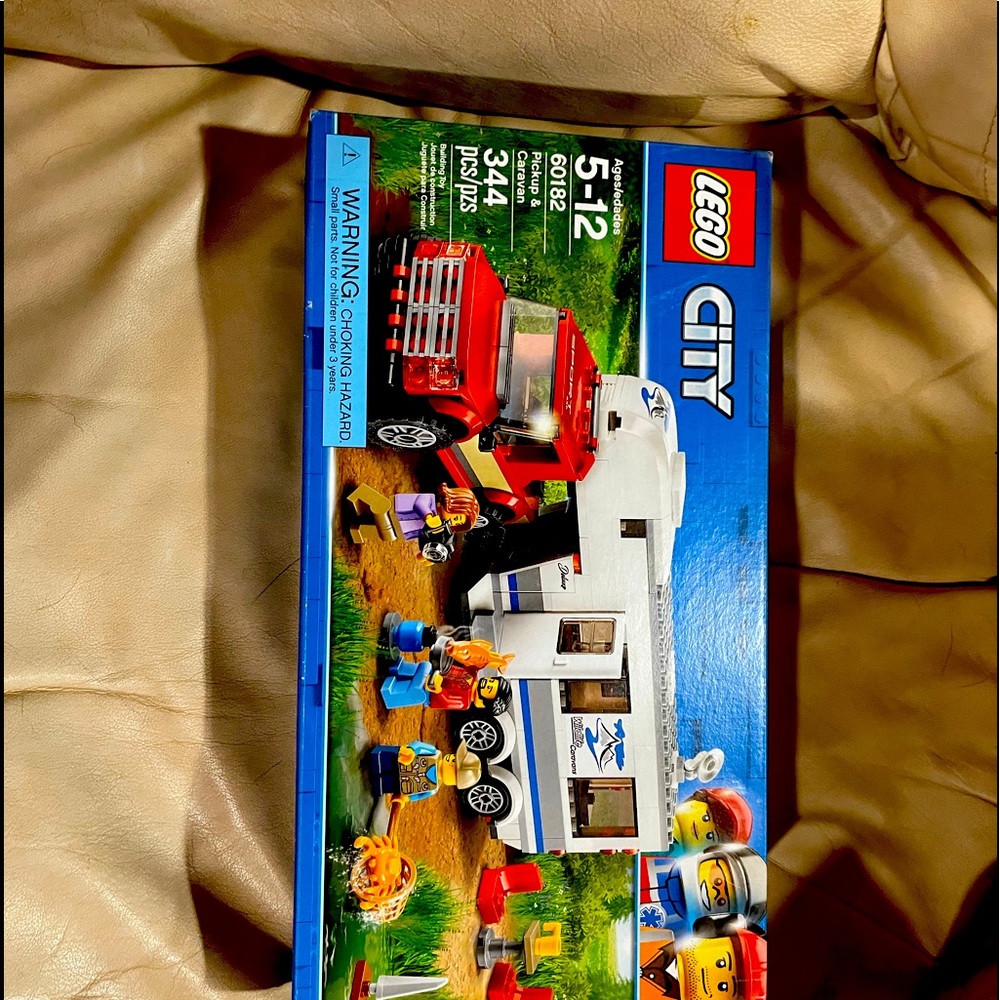 Lego City pick up and caravan 344 pieces